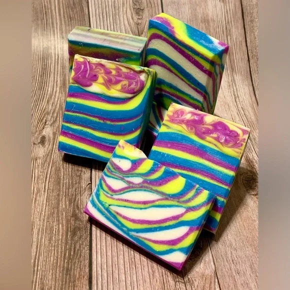 Sold out- Hand crafted artisan soap in vibrant colors - Picture 5 of 9
